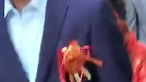新郎驮新娘,够重的